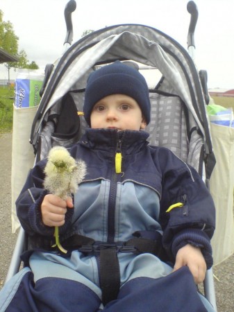 Olle med bukett