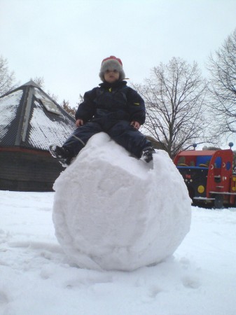 Olle på pappas snöboll