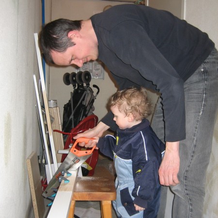 Pappa och Olle sågar